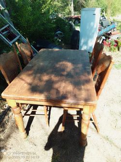 Mesa de madera buena con 4 sillas barata $115 Dlls