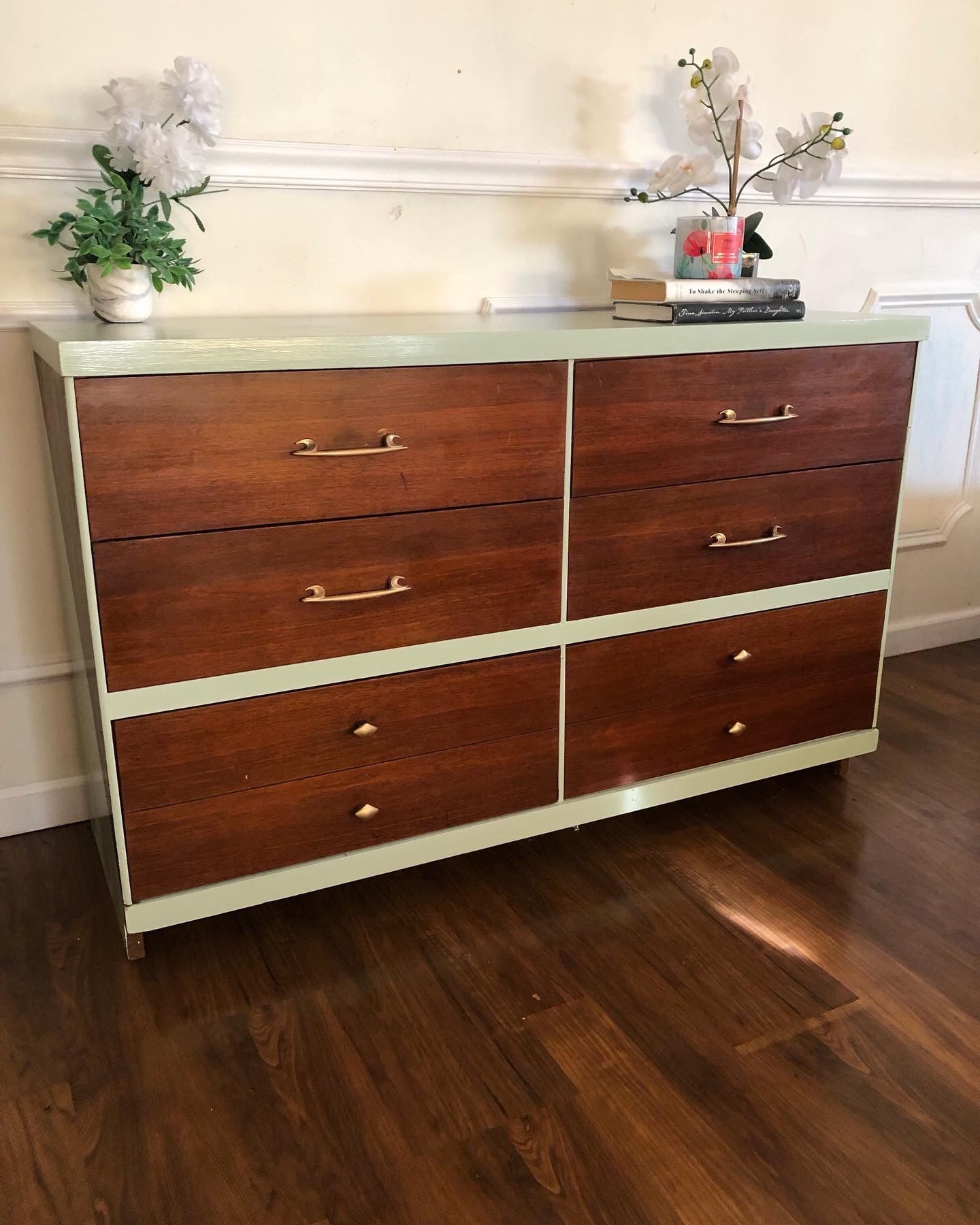 Vintage MCM Solid Walnut Bassett 6 Drawer Dresser Bedroom Furniture Chest Of Drawers