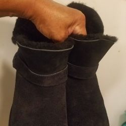 New Sz6 Uggs but fits up to 7sz Pls no lowballers pet smk free 