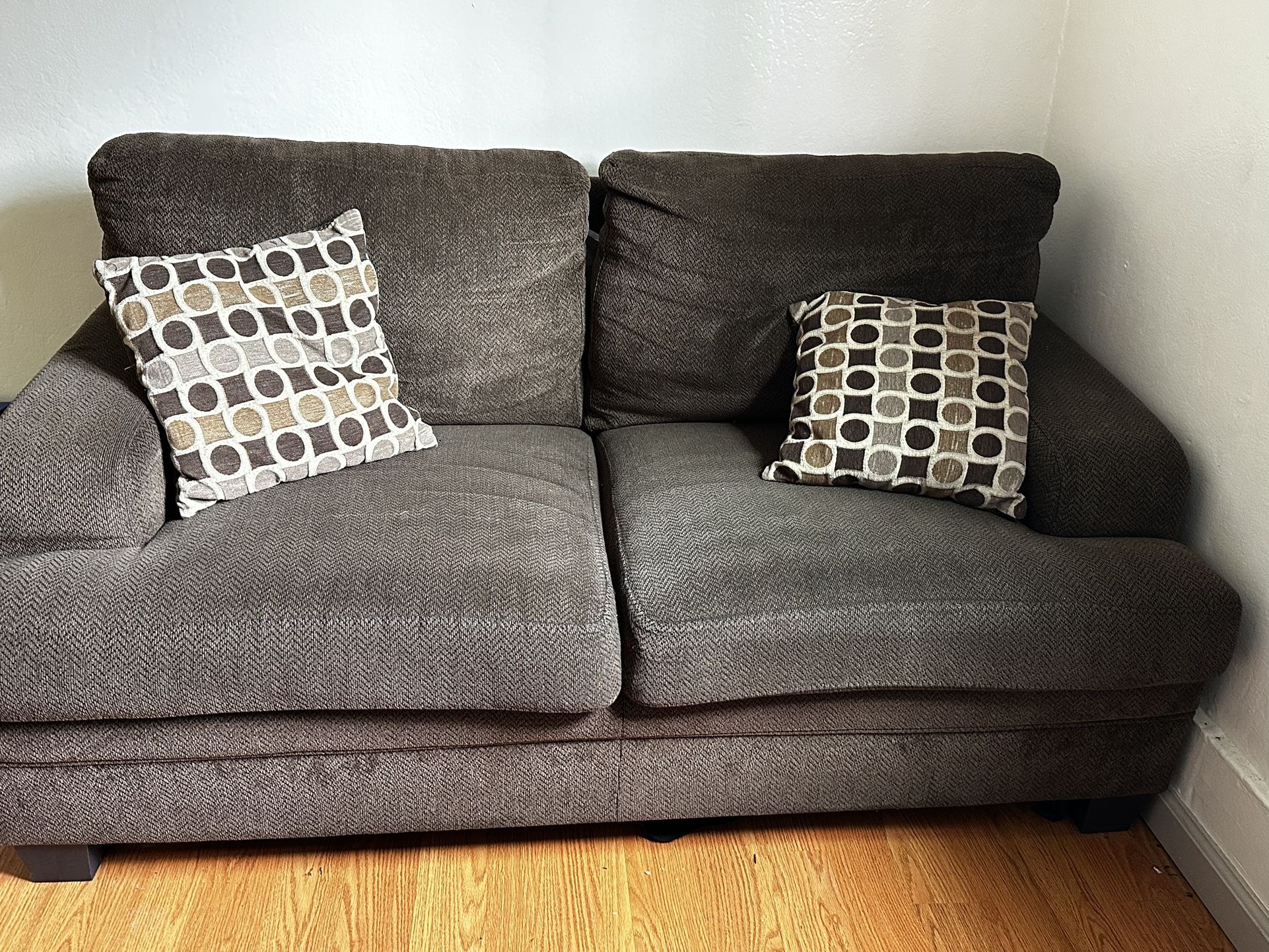 Brown Love Seat With Throw Pillows