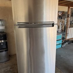 Whirlpool Top Freezer Refrigerator 