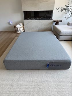 Like new Casper queen mattress