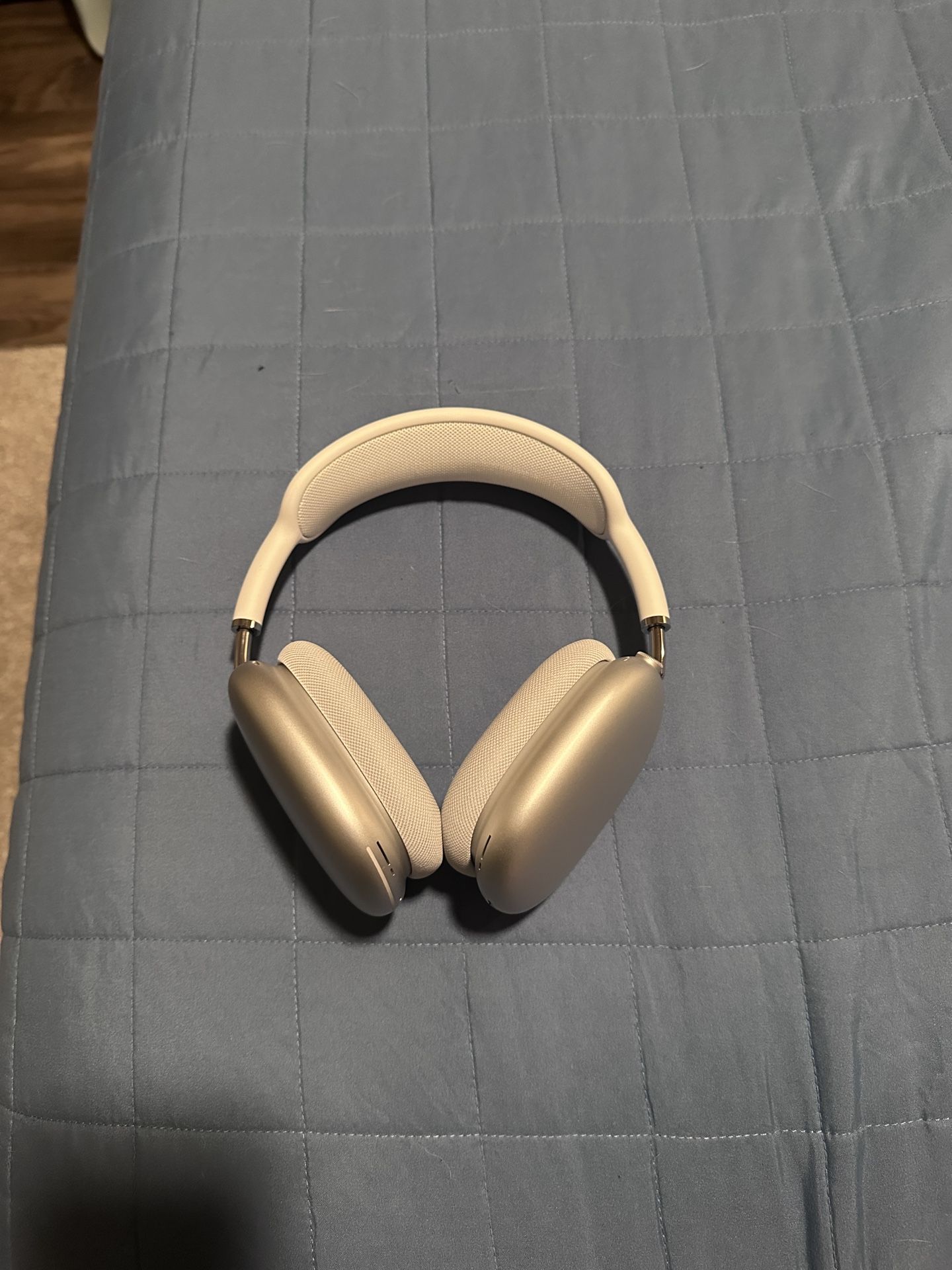 AirPod Max White And Silver