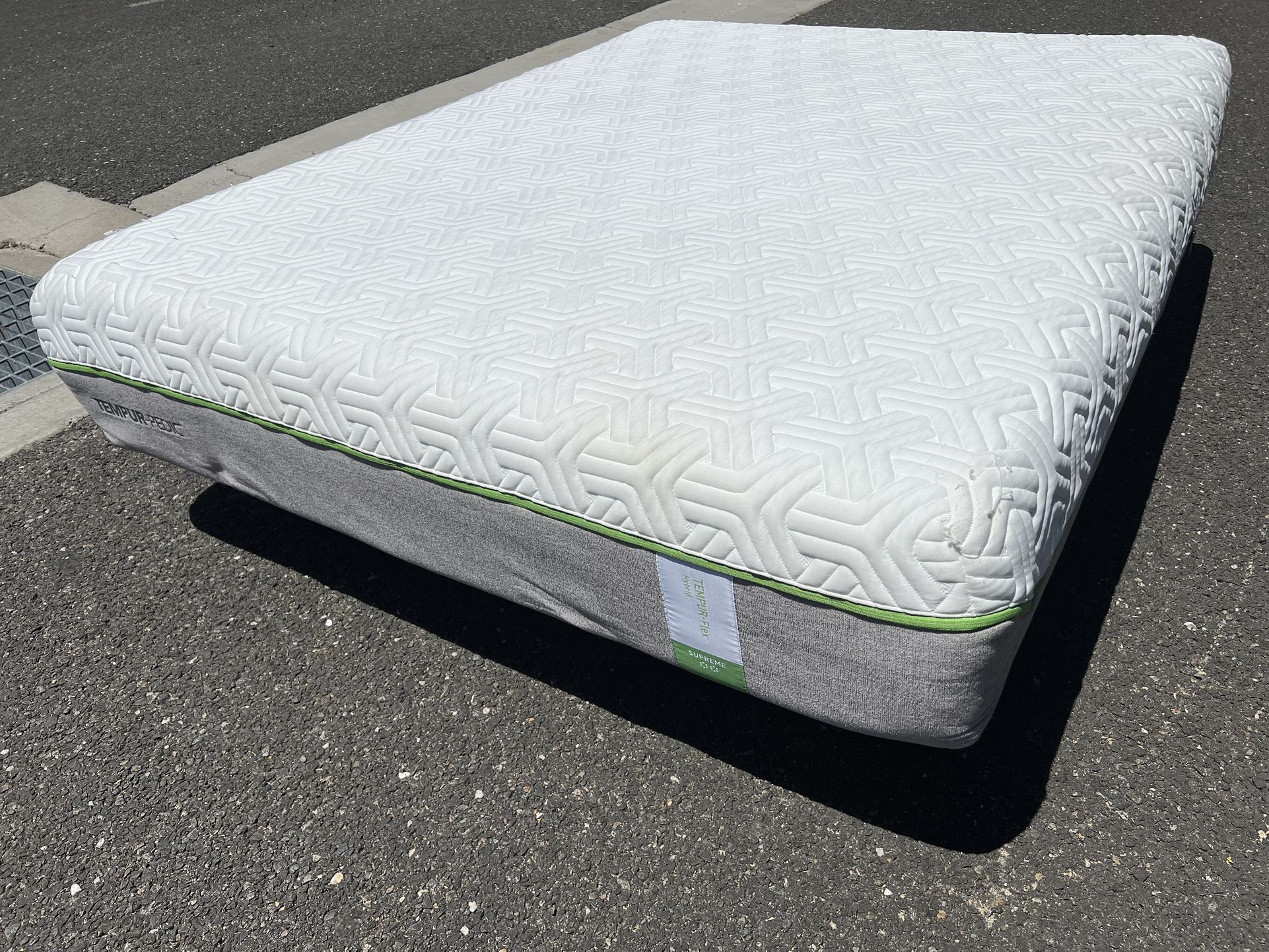 Tempurpedic Queen Size Mattress ! Queen Mattress ! Tempur Pedic Tempur Flex Hybrid Supreme ! Queen Bed ! Free Delivery