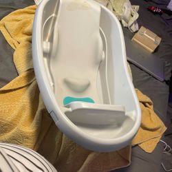 Newborn to toddler bath