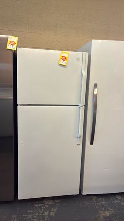 Like new Mariah refrigerator