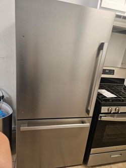 Hisense 17.2-cuft Counter-Depth Bottom-Freezer Refrigerator