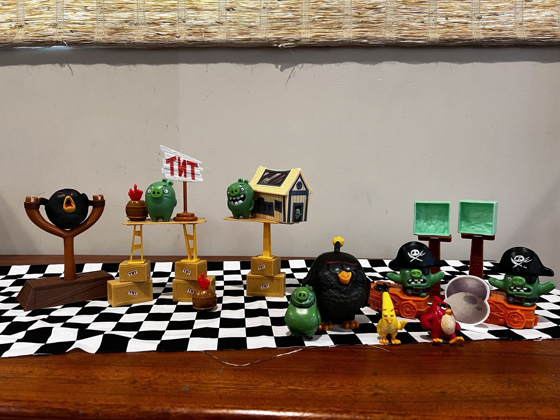 2016 Angry Birds Invasion TNT Playset + Bonus