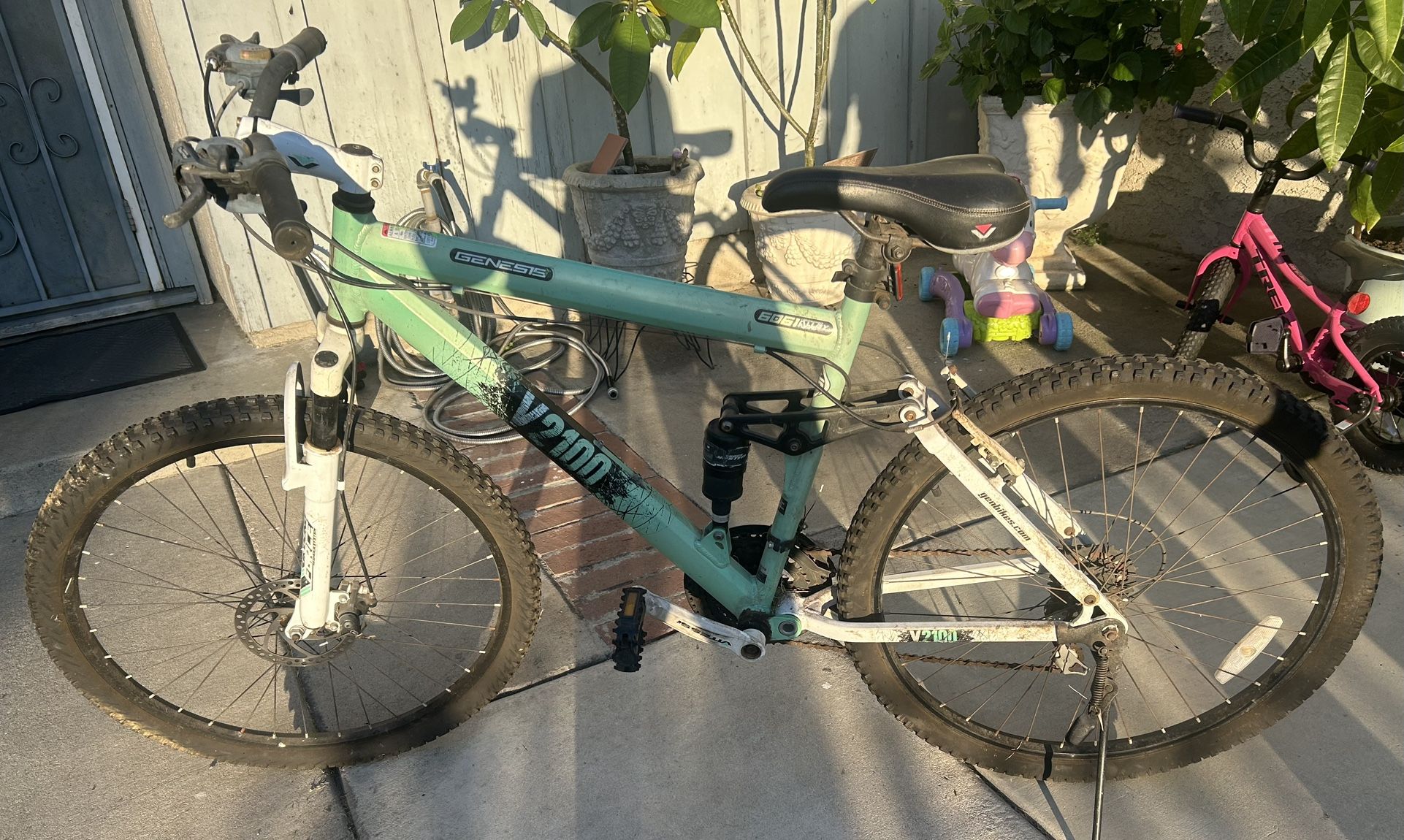 V2100 Genesis 6061 Lightweight Alloy tubing Bike