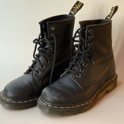 Kids. Dr. Martens boots US size 5
