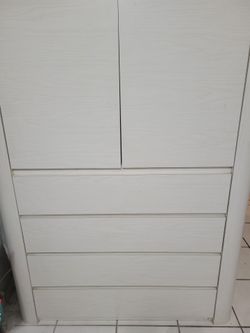 Armoire 2 available