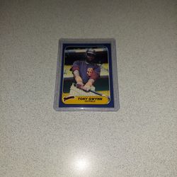 1986 FLEER TONY GWYNN #323 CARD IN PLASTIC 