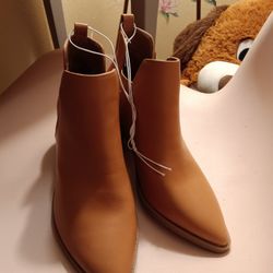 Brand New Size 6 Ankle Boots. 