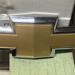 2015-2020 Chevrolet Tahoe Suburban Front Grill Emblem Gold OEM (contact info removed)6