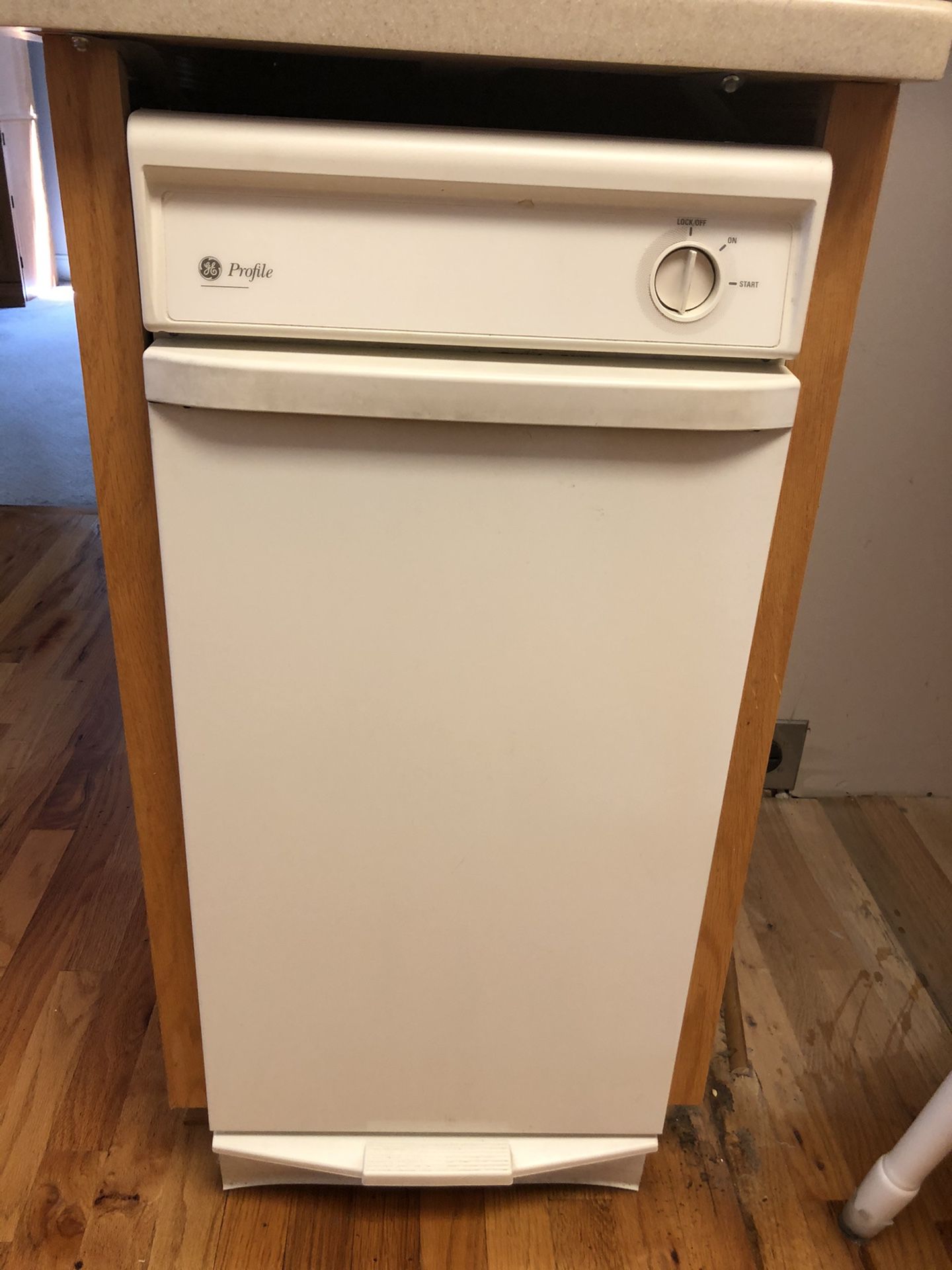 For Sale: Hotpoint Dishwasher $50 / GE Trash Compactor. $30