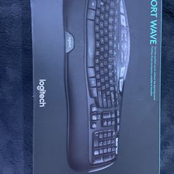 Logitech MK550 ((contact info removed)55) Wireless Keyboard and Mouse Combo