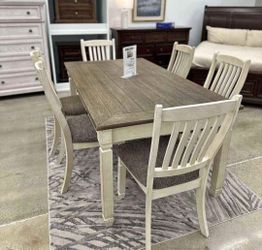 Bolanburg Antique White-Oak Dining Room Set
7-Piece (Table+6 Side Chairs)