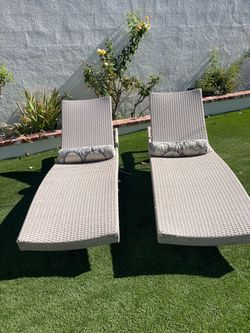 Outdoor patio lounge chairs