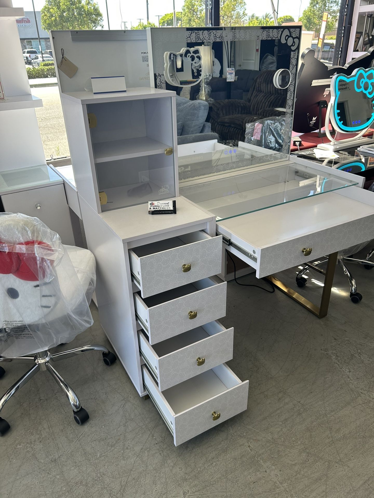 Hello Kitty Vanity And Mirror