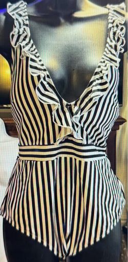 SWIMSUIT BLACK AND WHITE STRYPESWOMENS ONE PIECE SWIMSUIT SIZE 30D