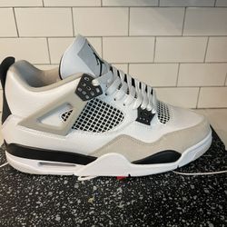 Men’s Jordan Retro 4 Military Blacks Size 10.5.