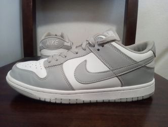 Nike Dunk low size 7 Men's. 8.5 Women $35