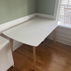 Table (white top + wood legs)