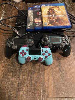 PS4 W/3Controllers