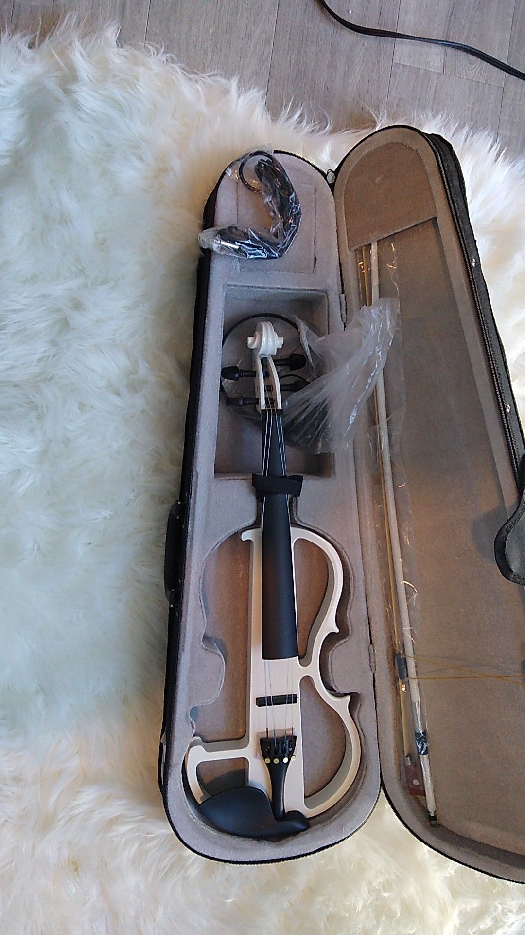 Electric violin never used