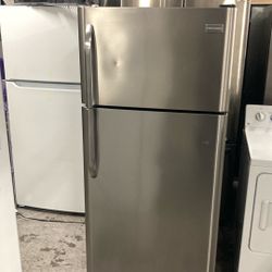 Frigidaire Apartment Fridge With Ice Maker