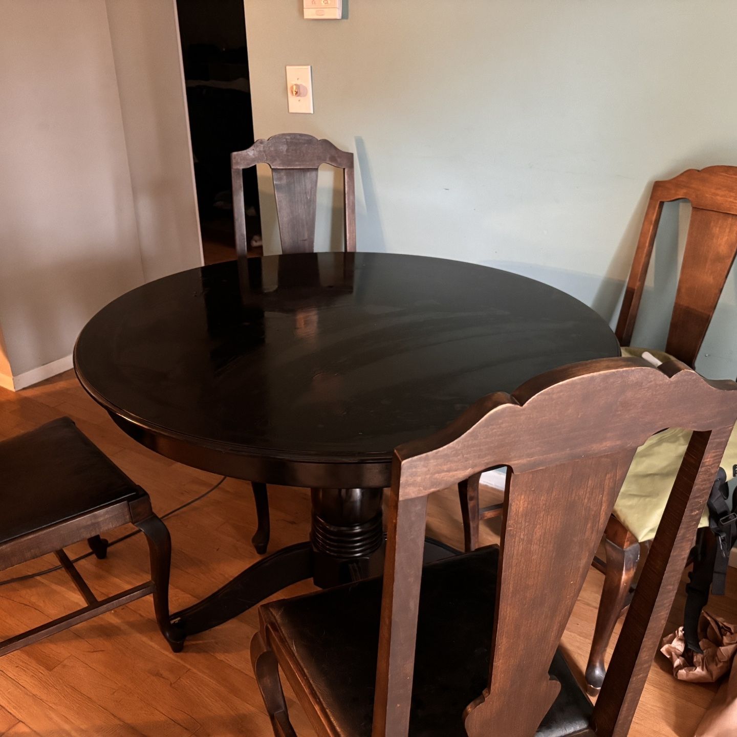 Antique Kitchen Table Set ( Antique Leather Chairs)