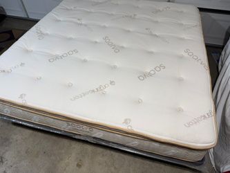 Saatva Latex Hybrid King Mattress - LIKE NEW! Delivery Available