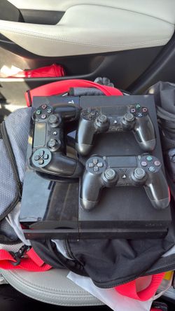 PS4 Console + 3 Controllers