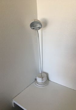 Lamp in an excellent condition like new. Only 30.00 very high end.