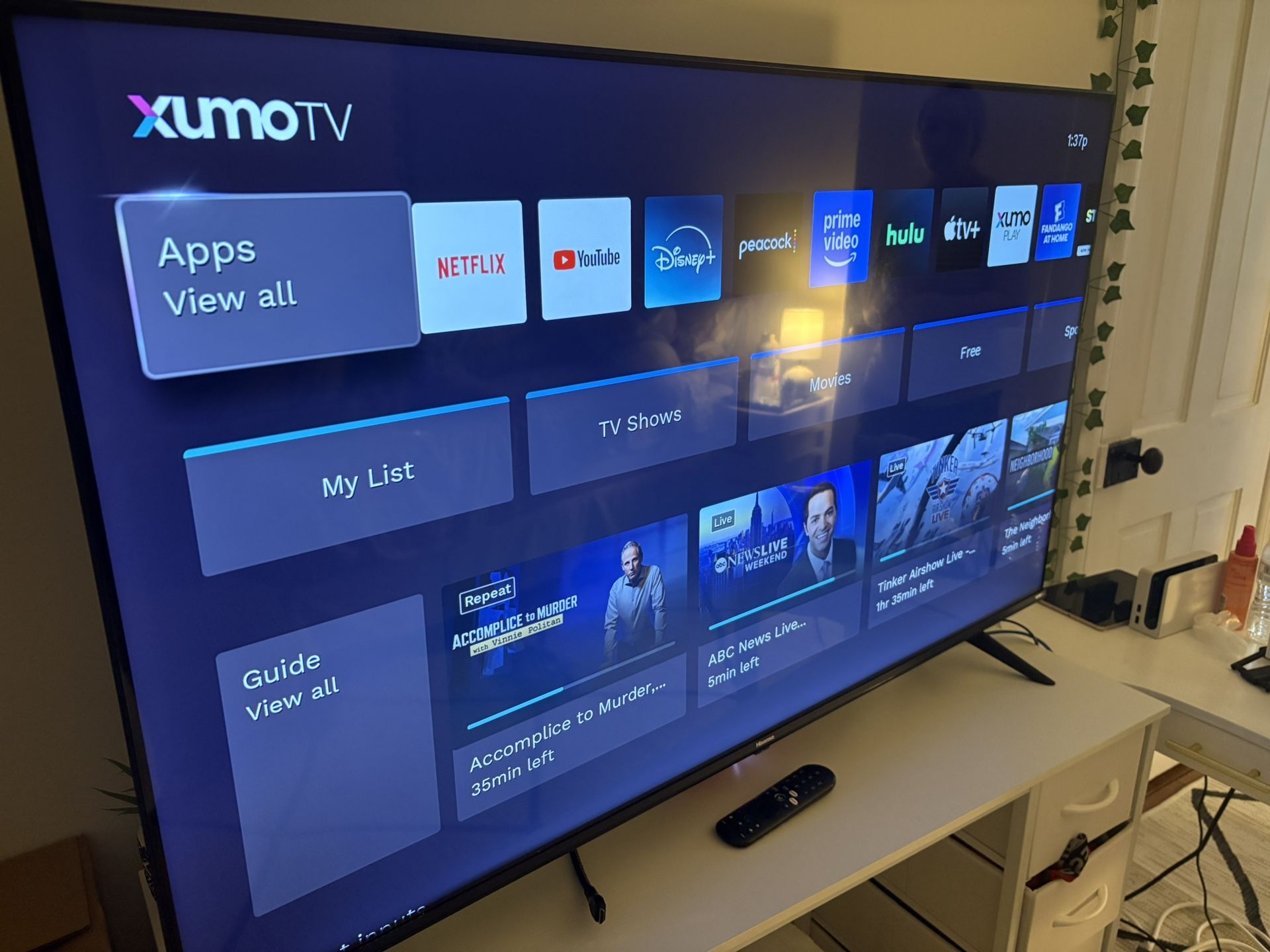55 Inch Hisense Xumo TV w Voice Remote