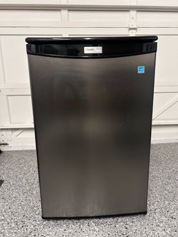 Danby 4.4 Cu. Ft. Compact Refrigerator – Stainless Steel – Like new – $175 OBO