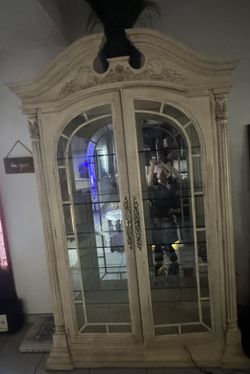 Glass & Mirrored Display (Open to a trade)