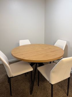 Round dining table