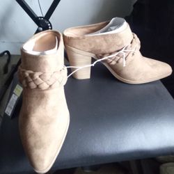 Universal Thread, light brown, size 10 