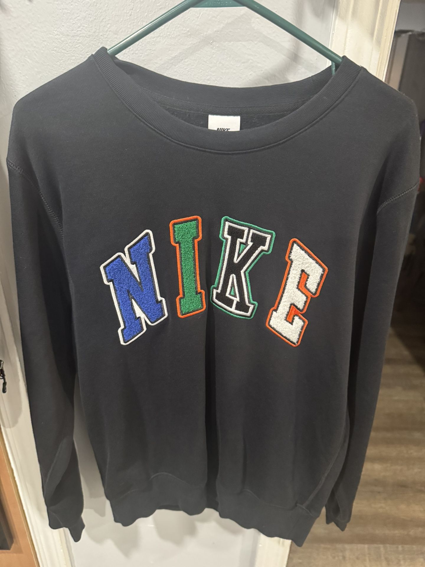 Small Men’s Nike Black Crewneck Sweatshirt
