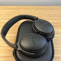 Bose QuietComfort 35 Series I noise cancelling Bluetooth headphones