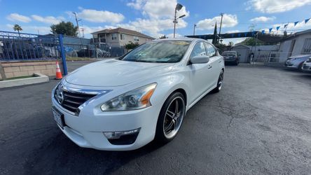 2013 Nissan Altima White Sedan