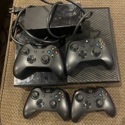 500 GB Xbox One And 4 Controllers