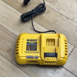 Dewalt FAST CHARGER 8AH 20v 60v DCB118 