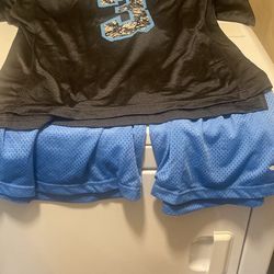 Carolina Tarhill shirt and shorts shirt is a large shorts or extra large