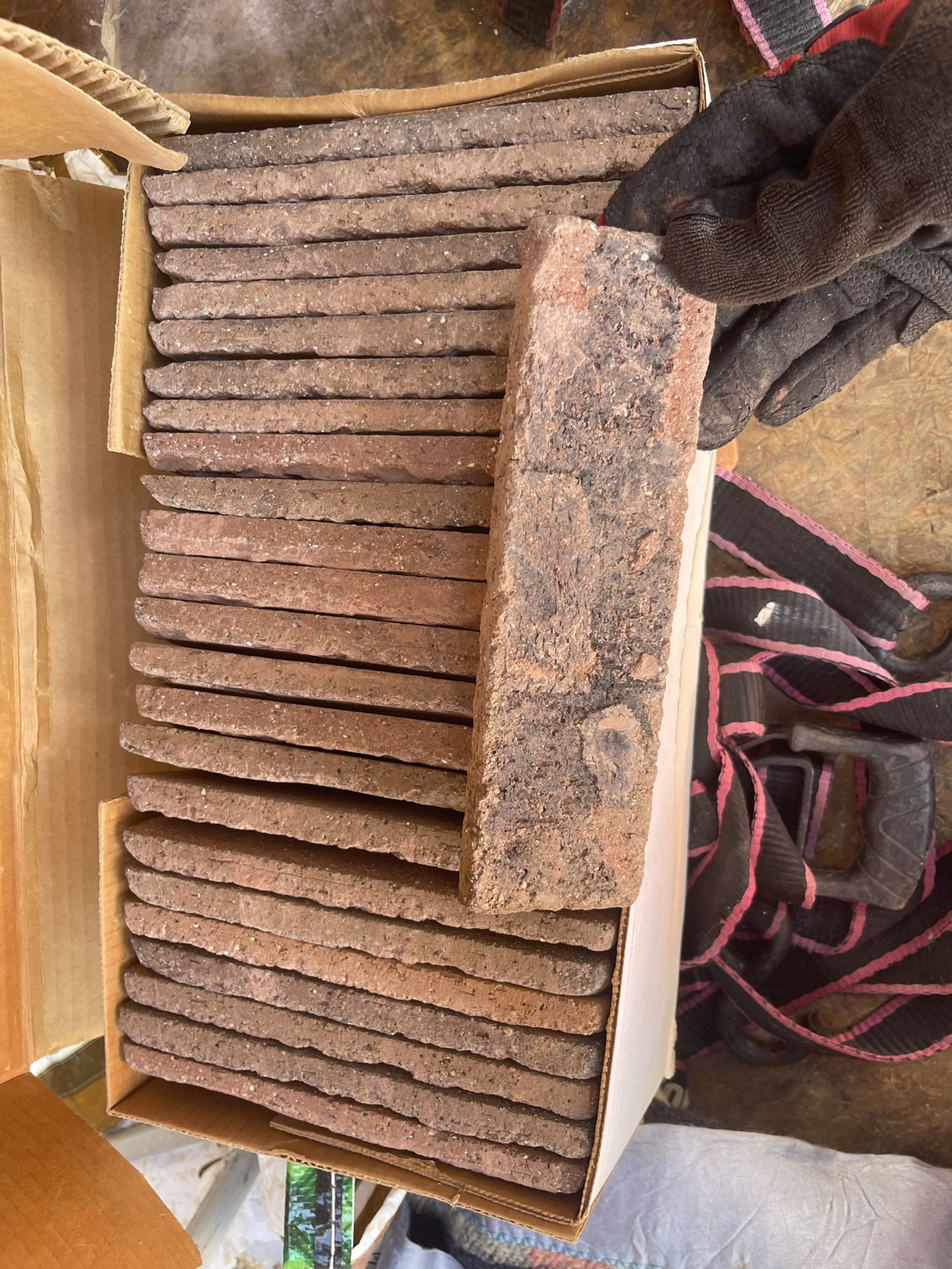 2.5 Boxes Of Lakeview Decorative Thin Bricks Off White + 2 Boxes Burnt Red