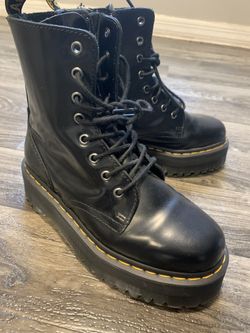 DR MARTENS SIZE 7