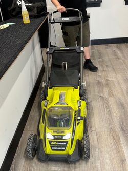 Ryobi 40 V 20 inch lawnmower with two batteries, bag, and charger (3153)