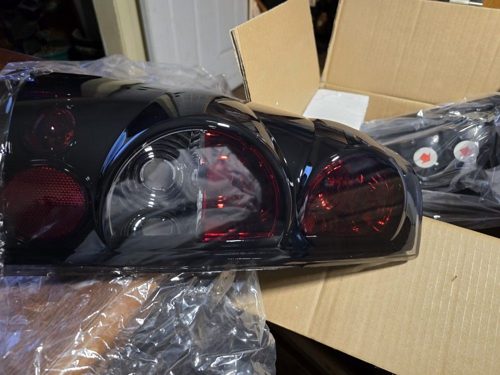 Winjet Taillight Assembly Compatible With 1999- 02.chevy Silverado 1(contact info removed) 3500 Gmc Sierra 1(contact info removed)