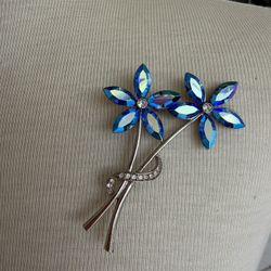 Vintage flower blue rhinestone silver pin brooch 3.25” In excellent condition